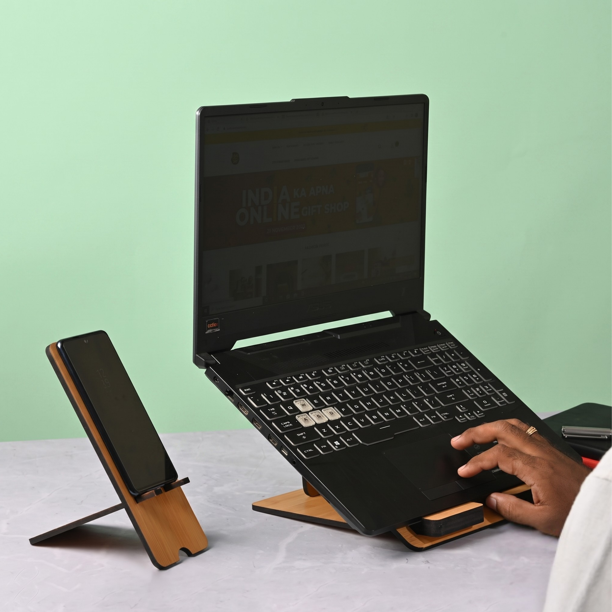Desks All-in-1 Table Top for Laptop With Mouse Pad & Desk Organizer Coaster Wooden Floor and Desk Stand Rotatable Laptop Stand with Adjustable Height Compatible with Universal Laptops (Brown)